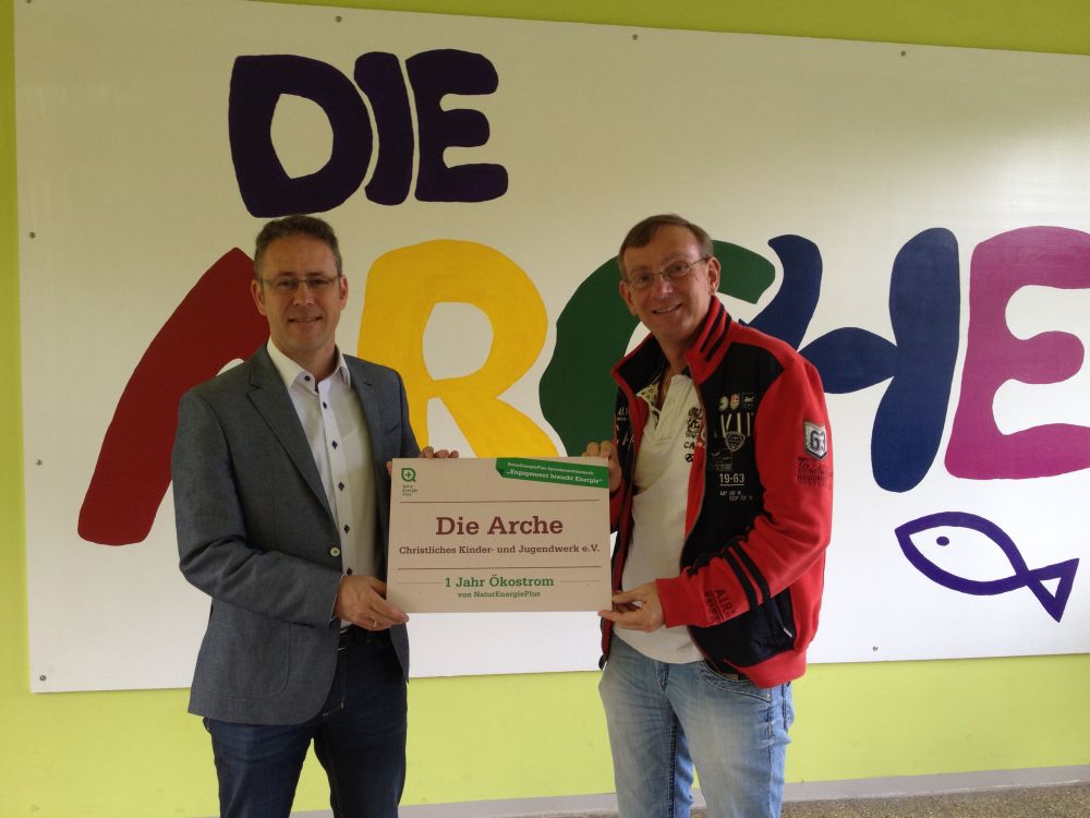 Auto News | Gunter Jenne (links) und Bernd Siggelkow (rechts) bei der Spendenberreichung in der Berliner Arche in Hellersdorf.